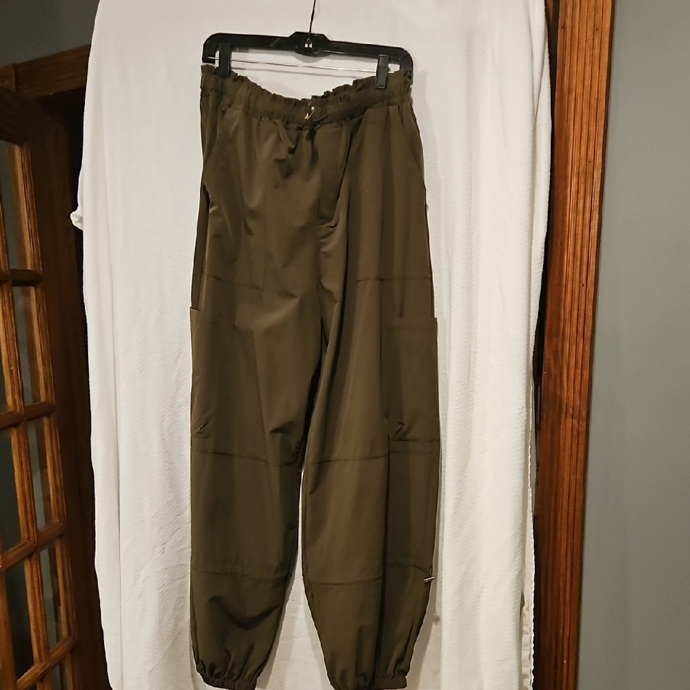 Green Cargo Pants with Relaxed Fit and Tapered Ankle